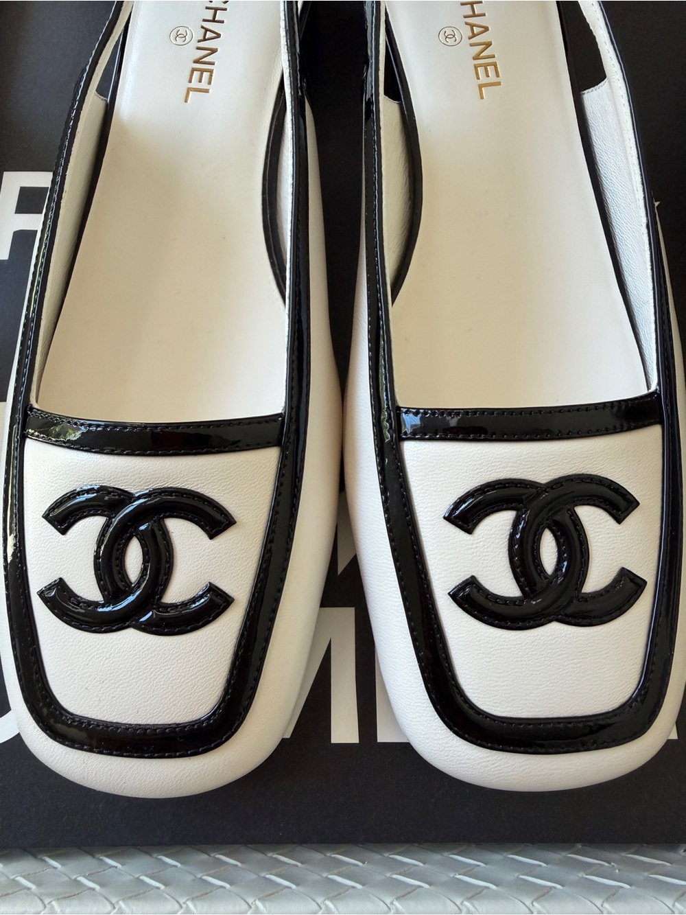 Chanel 26B White Black Lambskin Patent Square Toe Bold CC Logo Slingback Flat 38 - Picture 14 of 17